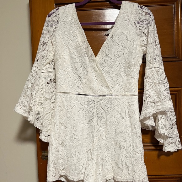 Lulu’s white lace romper size medium - Picture 2 of 8